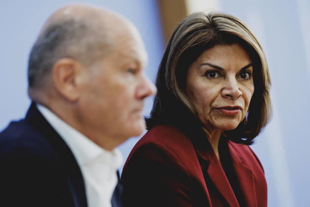 (L-R) Olaf Scholz, Bundeskanzler a.D. und Co-Vorsitzender der ENSK, und Laura Chinchilla Miranda, Staatspraesidentin a.D. von Costa Rica und Co-Vorsitzende der ENSK, aufgenommen im Rahmen der Pressekonferenz zur Vorstellung der Entwicklungspolitischen Nord-Sued-Kommission in Berlin, 05.10.2026. Berlin Deutschland Copyright: xFlorianxGaertnerx