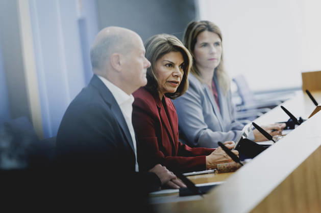 (L-R) Olaf Scholz, Bundeskanzler a.D. und Co-Vorsitzender der ENSK, und Laura Chinchilla Miranda, Staatspraesidentin a.D. von Costa Rica und Co-Vorsitzende der ENSK, aufgenommen im Rahmen der Pressekonferenz zur Vorstellung der Entwicklungspolitischen Nord-Sued-Kommission in Berlin, 05.10.2026. Berlin Deutschland Copyright: xFlorianxGaertnerx