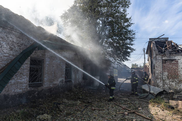 Ukrainian firefighters battle blaze after Russian strike in Sloviansk SLOVIANSK, UKRAINE - OCTOBER 5: Ukrainian firefighters put out the fire following a Russian attack on a commercial warehouse that has left at least one person injured and one dead, in the city of Sloviansk, Ukraine, October 5th, 2026. Diego Herrera Carcedo Anadolu Sloviansk Ukraine. Editorial use only. Please get in touch for any other usage.  Copyright: x2026xAnadoluxDiegoxHerreraxCarcedox