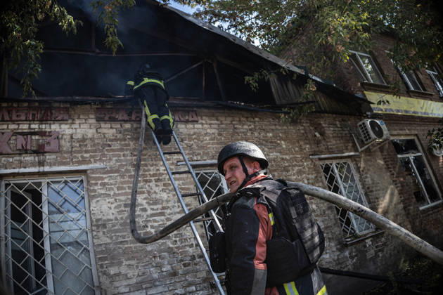 Ukrainian firefighters battle blaze after Russian strike in Sloviansk SLOVIANSK, UKRAINE - OCTOBER 5: Ukrainian firefighters put out the fire following a Russian attack on a commercial warehouse that has left at least one person injured and one dead, in the city of Sloviansk, Ukraine, October 5th, 2026. Diego Herrera Carcedo Anadolu Sloviansk Ukraine. Editorial use only. Please get in touch for any other usage.  Copyright: x2026xAnadoluxDiegoxHerreraxCarcedox