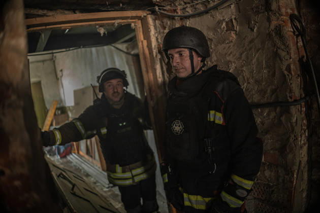 Ukrainian firefighters battle blaze after Russian strike in Sloviansk SLOVIANSK, UKRAINE - OCTOBER 5: Ukrainian firefighters take cover from a Russian FPV drone whilst putting out the fire following a Russian attack on a commercial warehouse that has left at least one person injured and one dead, in the city of Sloviansk, Ukraine, October 5th, 2026. Diego Herrera Carcedo Anadolu Sloviansk Ukraine. Editorial use only. Please get in touch for any other usage.  Copyright: x2026xAnadoluxDiegoxHerreraxCarcedox
