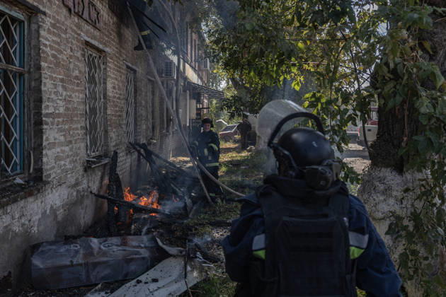 Ukrainian firefighters battle blaze after Russian strike in Sloviansk SLOVIANSK, UKRAINE - OCTOBER 5: Ukrainian firefighters put out the fire following a Russian attack on a commercial warehouse that has left at least one person injured and one dead, in the city of Sloviansk, Ukraine, October 5th, 2026. Diego Herrera Carcedo Anadolu Sloviansk Ukraine. Editorial use only. Please get in touch for any other usage.  Copyright: x2026xAnadoluxDiegoxHerreraxCarcedox