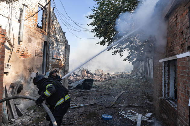 Ukrainian firefighters battle blaze after Russian strike in Sloviansk SLOVIANSK, UKRAINE - OCTOBER 5: Ukrainian firefighters put out the fire following a Russian attack on a commercial warehouse that has left at least one person injured and one dead, in the city of Sloviansk, Ukraine, October 5th, 2026. Diego Herrera Carcedo Anadolu Sloviansk Ukraine. Editorial use only. Please get in touch for any other usage.  Copyright: x2026xAnadoluxDiegoxHerreraxCarcedox