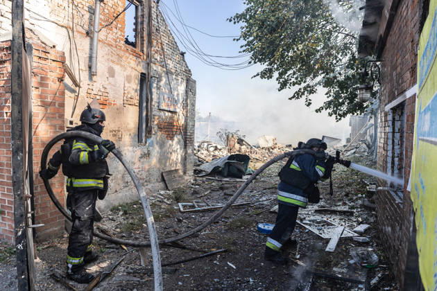 Ukrainian firefighters battle blaze after Russian strike in Sloviansk SLOVIANSK, UKRAINE - OCTOBER 5: Ukrainian firefighters put out the fire following a Russian attack on a commercial warehouse that has left at least one person injured and one dead, in the city of Sloviansk, Ukraine, October 5th, 2026. Diego Herrera Carcedo Anadolu Sloviansk Ukraine. Editorial use only. Please get in touch for any other usage.  Copyright: x2026xAnadoluxDiegoxHerreraxCarcedox