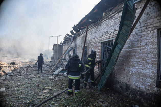 Ukrainian firefighters battle blaze after Russian strike in Sloviansk SLOVIANSK, UKRAINE - OCTOBER 5: Ukrainian firefighters put out the fire following a Russian attack on a commercial warehouse that has left at least one person injured and one dead, in the city of Sloviansk, Ukraine, October 5th, 2026. Diego Herrera Carcedo Anadolu Sloviansk Ukraine. Editorial use only. Please get in touch for any other usage.  Copyright: x2026xAnadoluxDiegoxHerreraxCarcedox