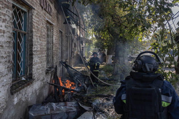 Ukrainian firefighters battle blaze after Russian strike in Sloviansk SLOVIANSK, UKRAINE - OCTOBER 5: Ukrainian firefighters put out the fire following a Russian attack on a commercial warehouse that has left at least one person injured and one dead, in the city of Sloviansk, Ukraine, October 5th, 2026. Diego Herrera Carcedo Anadolu Sloviansk Ukraine. Editorial use only. Please get in touch for any other usage.  Copyright: x2026xAnadoluxDiegoxHerreraxCarcedox