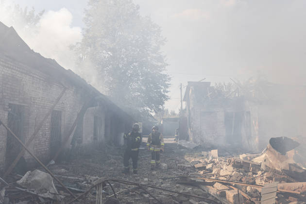 Ukrainian firefighters battle blaze after Russian strike in Sloviansk SLOVIANSK, UKRAINE - OCTOBER 5: Ukrainian firefighters put out the fire following a Russian attack on a commercial warehouse that has left at least one person injured and one dead, in the city of Sloviansk, Ukraine, October 5th, 2026. Diego Herrera Carcedo Anadolu Sloviansk Ukraine. Editorial use only. Please get in touch for any other usage.  Copyright: x2026xAnadoluxDiegoxHerreraxCarcedox