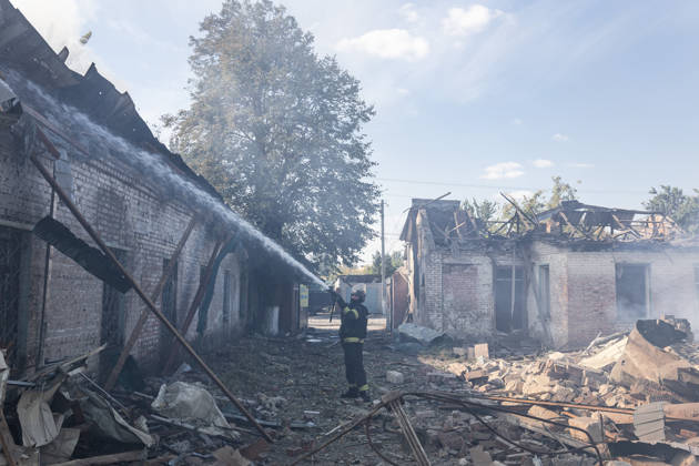 Ukrainian firefighters battle blaze after Russian strike in Sloviansk SLOVIANSK, UKRAINE - OCTOBER 5: Ukrainian firefighters put out the fire following a Russian attack on a commercial warehouse that has left at least one person injured and one dead, in the city of Sloviansk, Ukraine, October 5th, 2026. Diego Herrera Carcedo Anadolu Sloviansk Ukraine. Editorial use only. Please get in touch for any other usage.  Copyright: x2026xAnadoluxDiegoxHerreraxCarcedox