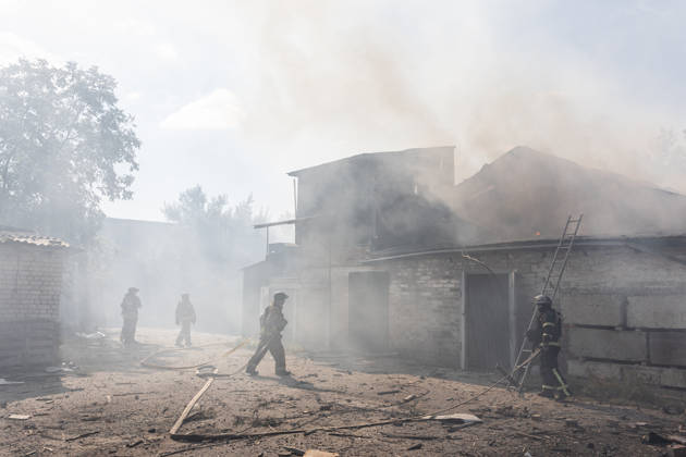 Ukrainian firefighters battle blaze after Russian strike in Sloviansk SLOVIANSK, UKRAINE - OCTOBER 5: Ukrainian firefighters put out the fire following a Russian attack on a commercial warehouse that has left at least one person injured and one dead, in the city of Sloviansk, Ukraine, October 5th, 2026. Diego Herrera Carcedo Anadolu Sloviansk Ukraine. Editorial use only. Please get in touch for any other usage.  Copyright: x2026xAnadoluxDiegoxHerreraxCarcedox