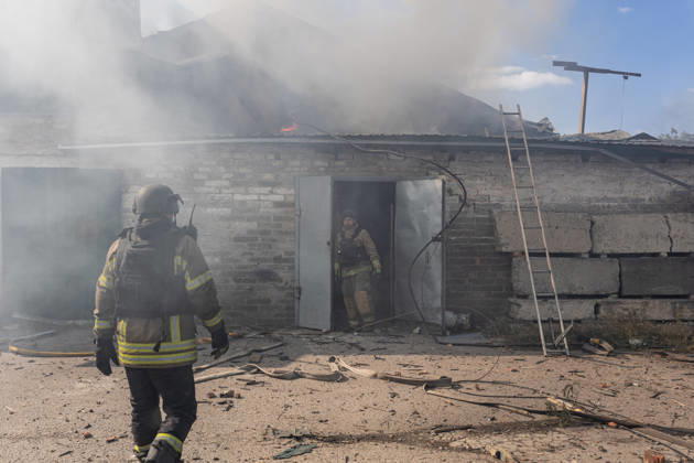 Ukrainian firefighters battle blaze after Russian strike in Sloviansk SLOVIANSK, UKRAINE - OCTOBER 5: Ukrainian firefighters put out the fire following a Russian attack on a commercial warehouse that has left at least one person injured and one dead, in the city of Sloviansk, Ukraine, October 5th, 2026. Diego Herrera Carcedo Anadolu Sloviansk Ukraine. Editorial use only. Please get in touch for any other usage.  Copyright: x2026xAnadoluxDiegoxHerreraxCarcedox