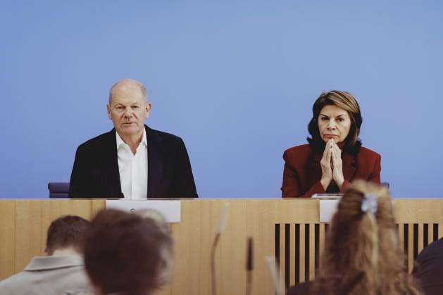 (L-R) Olaf Scholz, Bundeskanzler a.D. und Co-Vorsitzender der ENSK, und Laura Chinchilla Miranda, Staatspraesidentin a.D. von Costa Rica und Co-Vorsitzende der ENSK, aufgenommen im Rahmen der Pressekonferenz zur Vorstellung der Entwicklungspolitischen Nord-Sued-Kommission in Berlin, 05.10.2026. Berlin Deutschland Copyright: xFlorianxGaertnerx