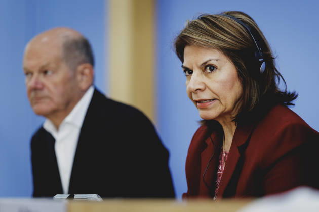 (L-R) Olaf Scholz, Bundeskanzler a.D. und Co-Vorsitzender der ENSK, und Laura Chinchilla Miranda, Staatspraesidentin a.D. von Costa Rica und Co-Vorsitzende der ENSK, aufgenommen im Rahmen der Pressekonferenz zur Vorstellung der Entwicklungspolitischen Nord-Sued-Kommission in Berlin, 05.10.2026. Berlin Deutschland Copyright: xFlorianxGaertnerx