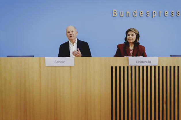 (L-R) Olaf Scholz, Bundeskanzler a.D. und Co-Vorsitzender der ENSK, und Laura Chinchilla Miranda, Staatspraesidentin a.D. von Costa Rica und Co-Vorsitzende der ENSK, aufgenommen im Rahmen der Pressekonferenz zur Vorstellung der Entwicklungspolitischen Nord-Sued-Kommission in Berlin, 05.10.2026. Berlin Deutschland Copyright: xFlorianxGaertnerx