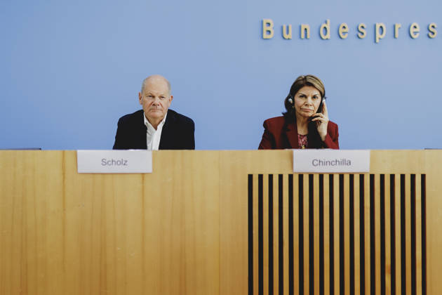 (L-R) Olaf Scholz, Bundeskanzler a.D. und Co-Vorsitzender der ENSK, und Laura Chinchilla Miranda, Staatspraesidentin a.D. von Costa Rica und Co-Vorsitzende der ENSK, aufgenommen im Rahmen der Pressekonferenz zur Vorstellung der Entwicklungspolitischen Nord-Sued-Kommission in Berlin, 05.10.2026. Berlin Deutschland Copyright: xFlorianxGaertnerx