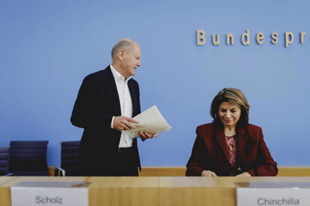 (L-R) Olaf Scholz, Bundeskanzler a.D. und Co-Vorsitzender der ENSK, und Laura Chinchilla Miranda, Staatspraesidentin a.D. von Costa Rica und Co-Vorsitzende der ENSK, aufgenommen im Rahmen der Pressekonferenz zur Vorstellung der Entwicklungspolitischen Nord-Sued-Kommission in Berlin, 05.10.2026. Berlin Deutschland Copyright: xFlorianxGaertnerx