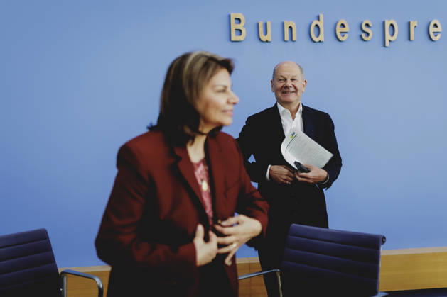 (R-L) Olaf Scholz, Bundeskanzler a.D. und Co-Vorsitzender der ENSK, und Laura Chinchilla Miranda, Staatspraesidentin a.D. von Costa Rica und Co-Vorsitzende der ENSK, aufgenommen im Rahmen der Pressekonferenz zur Vorstellung der Entwicklungspolitischen Nord-Sued-Kommission in Berlin, 05.10.2026. Berlin Deutschland Copyright: xFlorianxGaertnerx