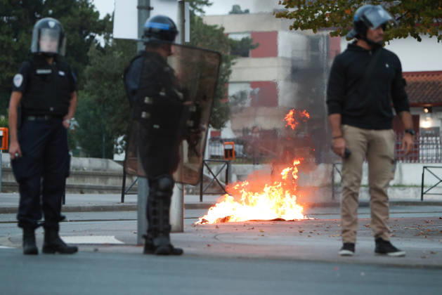 October 5, 2026, Anglet, Nouvelle Aquitaine, France: French police officers stand near burning debris on a street during a protest by high school students against the government outside the Cantau high school in Anglet, southwestern France, on October 5, 2026. Students have been blocking schools across France since September 21 to demand more teachers, smaller classes and better school buildings. Cantau was closed by authorities after clashes in recent days. Anglet France - ZUMAb298 20261005_zsp_b298_023 Copyright: xJulesxBuonx