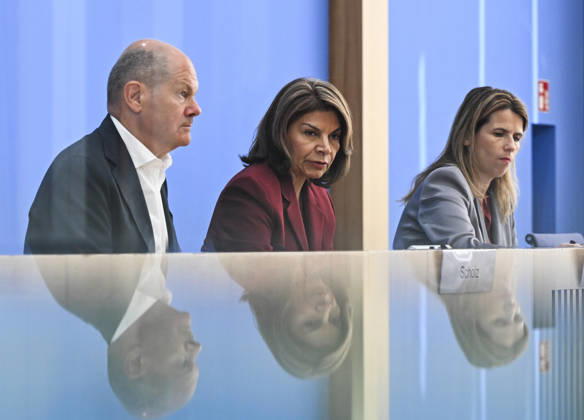 South-North Commission co-chairs hold press conference in Berlin BERLIN, GERMANY - OCTOBER 05: Former German Chancellor and co-chair of the North-South Development Policy Commission Olaf Scholz (L) and former Costa Rican President and ENSK co-chair Laura Chinchilla Miranda (C) hold a press conference at the Federal Press House in Berlin, Germany, on October 05, 2026. Halil Sagirkaya Anadolu Berlin Germany. Editorial use only. Please get in touch for any other usage.  Copyright: x2026xAnadoluxHalilxSagirkayax