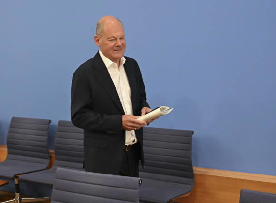 South-North Commission co-chairs hold press conference in Berlin BERLIN, GERMANY - OCTOBER 05: Former German Chancellor Olaf Scholz, co-chair of the North-South Development Policy Commission, speaks during a joint press conference with former Costa Rican President and ENSK co-chair Laura Chinchilla Miranda at the Federal Press House in Berlin, Germany, on October 05, 2026. Halil Sagirkaya Anadolu Berlin Germany. Editorial use only. Please get in touch for any other usage.  Copyright: x2026xAnadoluxHalilxSagirkayax