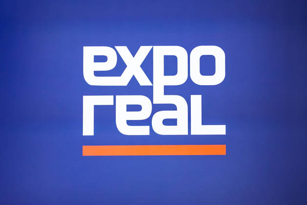 EXPO REAL 2026 in München 05.10.2026: Das Logo der EXPO REAL 2026 auf dem Gelände der Messe München. Die internationale Fachmesse für Immobilien, Investitionen und Infrastruktur findet vom 5. bis 7. Oktober 2026 in München statt. Die EXPO REAL zählt zu den bedeutenden Branchentreffen der europäischen Immobilienwirtschaft und bringt unter anderem Investoren, Projektentwickler, Finanzierer, Berater und Vertreter von Städten und Unternehmen zusammen. Muenchen Messe Bayern Deutschland