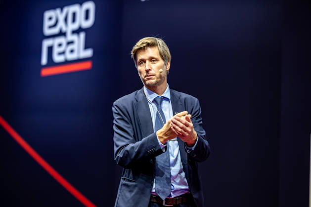 EXPO REAL 2026 in München 05.10.2026: Prof. Dr. Moritz Schularick, Präsident des Kiel Instituts für Weltwirtschaft (IfW Kiel), spricht auf der EXPO REAL 2026 im Investment Forum zum Thema Globale ökonomische Entwicklungen - und Deutschland. In seiner Keynote analysiert Schularick die wirtschaftliche Entwicklung in einer von Krisen und geopolitischen Unsicherheiten geprägten Welt, die Position Deutschlands und Europas sowie den Reformbedarf am Wirtschaftsstandort Deutschland. Die EXPO REAL, internationale Fachmesse für Immobilien, Investitionen und Infrastruktur, findet vom 5. bis 7. Oktober 2026 auf dem Gelände der Messe München statt. Muenchen Messe Bayern Deutschland