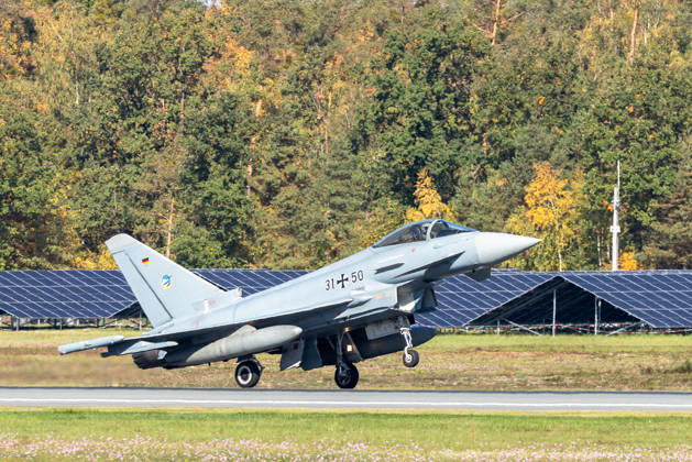 Eurofighter am Airport Nürnberg: Luftwaffe übt Dispersed Operation , Nürnberg, 05.10.2026 Ein Eurofighter der Luftwaffe mit der Kennung 31+50 setzt auf dem Flughafen zur Landung auf. Die Luftwaffe testet dort, wie Kampfflugzeuge und Einsatzkräfte zeitweise von einem zivilen Flughafen aus operieren können. Nürnberg Flughafen Bayern Deutschland