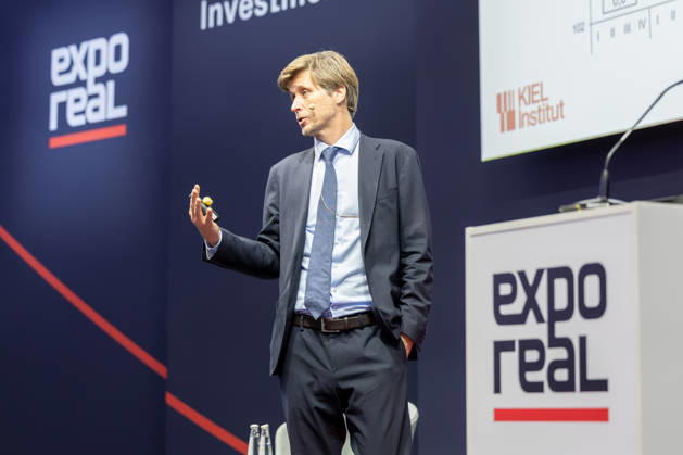 EXPO REAL 2026 in München 05.10.2026: Prof. Dr. Moritz Schularick, Präsident des Kiel Instituts für Weltwirtschaft (IfW Kiel), spricht auf der EXPO REAL 2026 im Investment Forum zum Thema Globale ökonomische Entwicklungen - und Deutschland. In seiner Keynote analysiert Schularick die wirtschaftliche Entwicklung in einer von Krisen und geopolitischen Unsicherheiten geprägten Welt, die Position Deutschlands und Europas sowie den Reformbedarf am Wirtschaftsstandort Deutschland. Die EXPO REAL, internationale Fachmesse für Immobilien, Investitionen und Infrastruktur, findet vom 5. bis 7. Oktober 2026 auf dem Gelände der Messe München statt. Muenchen Messe Bayern Deutschland