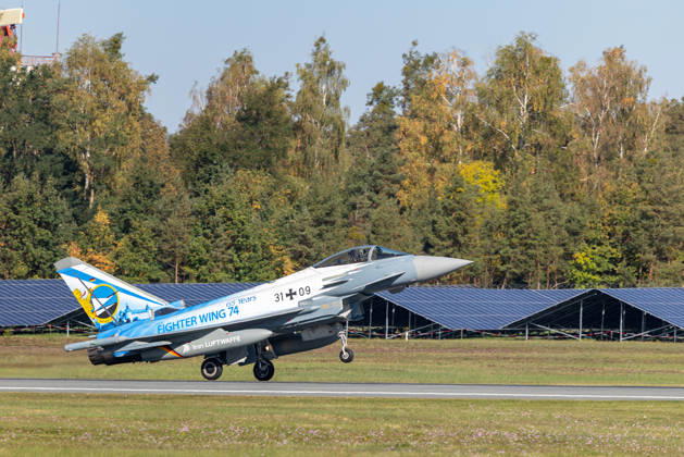 Eurofighter am Airport Nürnberg: Luftwaffe übt Dispersed Operation , Nürnberg, 05.10.2026 Ein Eurofighter Typhoon des Taktischen Luftwaffengeschwaders 74 in Sonderlackierung 65 Years Fighter Wing 74 setzt auf dem Flughafen zur Landung auf. Die Luftwaffe testet dort, wie Kampfjets und Einsatzkräfte zeitweise von einem zivilen Flughafen aus operieren können. Nürnberg Flughafen Bayern Deutschland