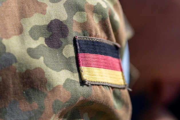 Eurofighter am Airport Nürnberg: Luftwaffe übt Dispersed Operation , Nürnberg, 05.10.2026 Ein Soldat der Luftwaffe trägt im Flecktarn-Feldanzug die Deutschlandflagge als Aufnäher am Ärmel. Die Luftwaffe testet am Flughafen, wie Eurofighter und Einsatzkräfte zeitweise von einem zivilen Flughafen aus operieren können. Nürnberg Flughafen Bayern Deutschland