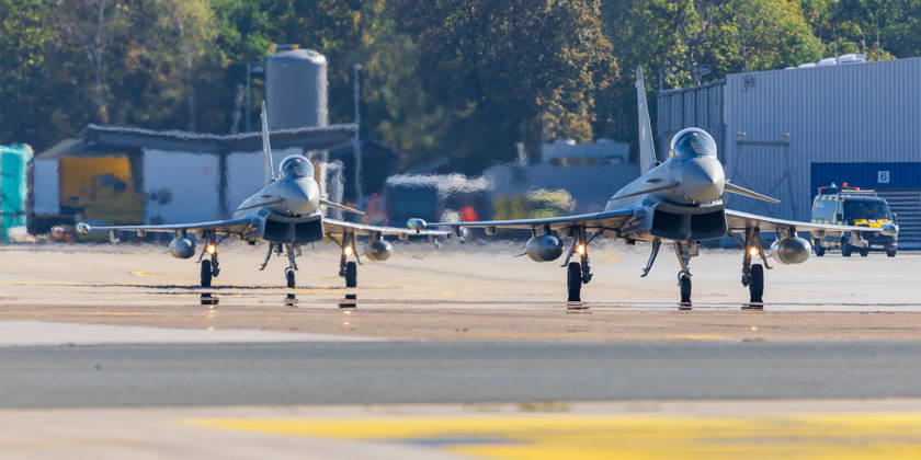 Eurofighter am Airport Nürnberg: Luftwaffe übt Dispersed Operation , Nürnberg, 05.10.2026 Zwei Eurofighter der Luftwaffe rollen nebeneinander über das Vorfeld am Flughafen. Die Luftwaffe testet dort, wie Kampfflugzeuge und Einsatzkräfte zeitweise von einem zivilen Flughafen aus operieren können. Nürnberg Flughafen Bayern Deutschland