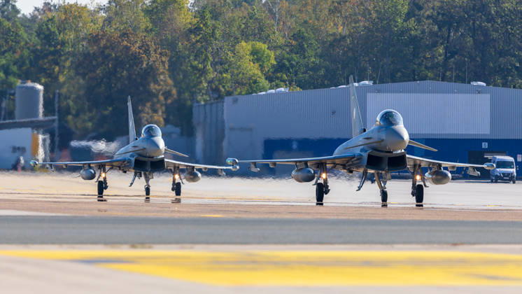 Eurofighter am Airport Nürnberg: Luftwaffe übt Dispersed Operation , Nürnberg, 05.10.2026 Zwei Eurofighter der Luftwaffe rollen nebeneinander über das Vorfeld des Flughafens. Die Luftwaffe testet dort, wie Kampfjets und Einsatzkräfte zeitweise von einem zivilen Flughafen aus operieren können. Nürnberg Flughafen Bayern Deutschland