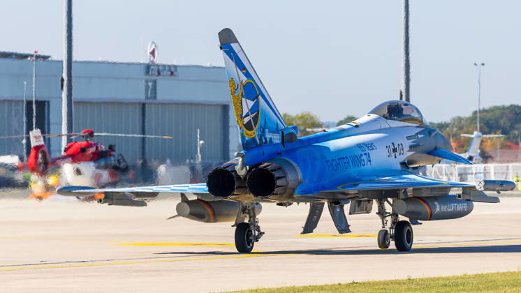 Eurofighter am Airport Nürnberg: Luftwaffe übt Dispersed Operation , Nürnberg, 05.10.2026 Ein Eurofighter Typhoon der Luftwaffe mit Sonderlackierung 45 Years Fighter Wing 74 und Kennung 31+09 rollt auf dem Flughafen. Die Luftwaffe testet dort, wie Eurofighter und Einsatzkräfte zeitweise von einem zivilen Flughafen aus operieren können. Nürnberg Flughafen Bayern Deutschland