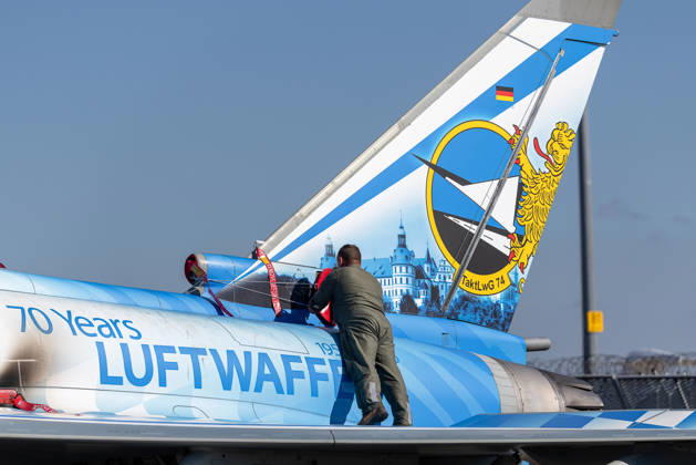 Eurofighter am Airport Nürnberg: Luftwaffe übt Dispersed Operation , Nürnberg, 05.10.2026 Ein Techniker der Luftwaffe arbeitet am Heck eines Eurofighters des Taktischen Luftwaffengeschwaders 74 in Sonderlackierung 70 Years Luftwaffe . Die Luftwaffe testet am Flughafen, wie Eurofighter und Einsatzkräfte zeitweise von einem zivilen Flughafen aus operieren können. Nürnberg Flughafen Bayern Deutschland