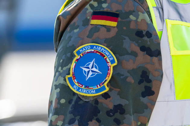 Eurofighter am Airport Nürnberg: Luftwaffe übt Dispersed Operation , Nürnberg, 05.10.2026 Ein Soldat der Luftwaffe trägt auf dem Ärmel seiner Flecktarn-Uniform den Verbandsaufnäher NATO Airpower HQ AIRCOM neben der Deutschlandfahne. Die Luftwaffe erprobt am Flughafen, wie Eurofighter und Einsatzkräfte zeitweise von einem zivilen Flughafen aus operieren können. Nürnberg Flughafen Bayern Deutschland