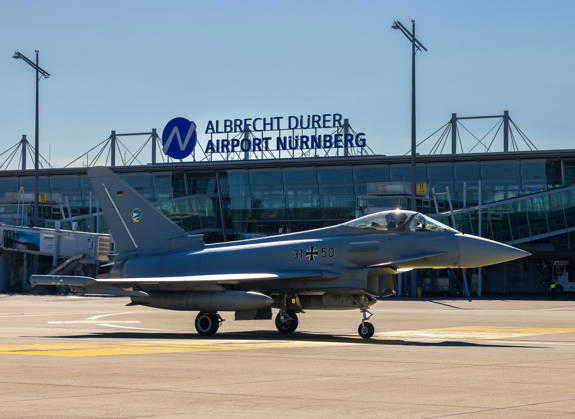 Eurofighter am Airport Nürnberg: Luftwaffe übt Dispersed Operation , Nürnberg, 05.10.2026 Ein Eurofighter Typhoon der Luftwaffe mit der Kennung 31+50 rollt über das Vorfeld des Flughafens. Die Luftwaffe testet dort, wie Kampfjets und Einsatzkräfte zeitweise von einem zivilen Flughafen aus operieren können. Nürnberg Flughafen Bayern Deutschland