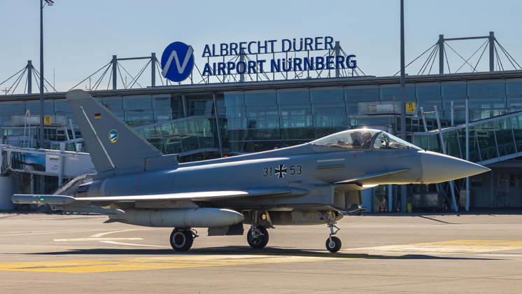 Eurofighter am Airport Nürnberg: Luftwaffe übt Dispersed Operation , Nürnberg, 05.10.2026 Ein Eurofighter Typhoon der Luftwaffe mit der Kennung 31+53 rollt über das Vorfeld des Flughafens. Die Luftwaffe testet dort, wie Kampfjets und Einsatzkräfte zeitweise von einem zivilen Flughafen aus operieren können. Nürnberg Flughafen Bayern Deutschland