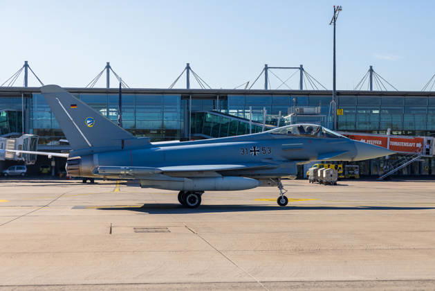 Eurofighter am Airport Nürnberg: Luftwaffe übt Dispersed Operation , Nürnberg, 05.10.2026 Ein Eurofighter Typhoon der Luftwaffe mit der Kennung 31+53 rollt über das Vorfeld am Flughafen. Die Luftwaffe testet dort, wie Kampfjets und Einsatzkräfte zeitweise von einem zivilen Flughafen aus operieren können. Nürnberg Flughafen Bayern Deutschland