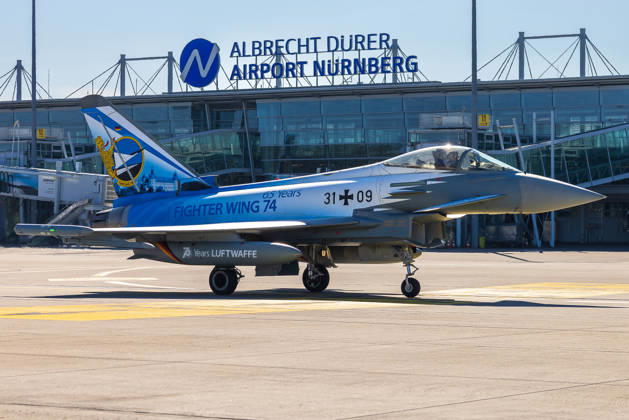 Eurofighter am Airport Nürnberg: Luftwaffe übt Dispersed Operation , Nürnberg, 05.10.2026 Ein Eurofighter Typhoon des Taktischen Luftwaffengeschwaders 74 rollt in Sonderlackierung zum 65-jährigen Bestehen über das Vorfeld am Flughafen. Die Luftwaffe testet dort, wie Eurofighter und Einsatzkräfte zeitweise von einem zivilen Flughafen aus operieren können. Nürnberg Flughafen Bayern Deutschland