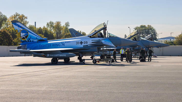 Eurofighter am Airport Nürnberg: Luftwaffe übt Dispersed Operation , Nürnberg, 05.10.2026 Mehrere Eurofighter der Luftwaffe stehen auf dem Vorfeld am Flughafen, im Vordergrund die Maschine 31+09 in Sonderlackierung Fighter Wing 74 . Im Rahmen der Übung Dispersed Operation testet die Luftwaffe, wie Eurofighter und Einsatzkräfte zeitweise von einem zivilen Flughafen aus operieren. Nürnberg Flughafen Bayern Deutschland