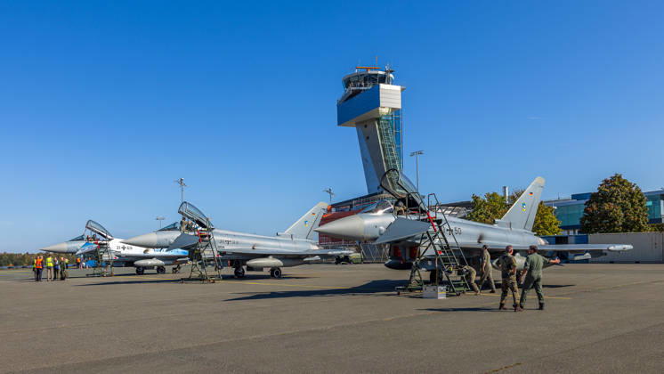 Eurofighter am Airport Nürnberg: Luftwaffe übt Dispersed Operation , Nürnberg, 05.10.2026 Mehrere Eurofighter der Luftwaffe stehen mit geöffneten Cockpits und angelegten Einstiegsleitern auf dem Vorfeld des Flughafens. Soldaten und Einsatzkräfte arbeiten an den Maschinen, die bei der Übung zeitweise von einem zivilen Flughafen aus operieren. Nürnberg Flughafen Bayern Deutschland