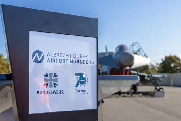 Eurofighter am Airport Nürnberg: Luftwaffe übt Dispersed Operation , Nürnberg, 05.10.2026 Ein Eurofighter der Luftwaffe steht auf dem Vorfeld am Flughafen, im Vordergrund ein Pult mit Schriftzug Albrecht Dürer Airport Nürnberg, Bundeswehr und 70 Jahre Luftwaffe. Die Luftwaffe testet, wie Eurofighter und Einsatzkräfte zeitweise von einem zivilen Flughafen aus operieren können. Nürnberg Flughafen Bayern Deutschland