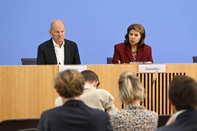 ABB BPK- Olaf Scholz, Bundeskanzler a.D. und Co-Vorsitzender der ENSK mit Laura Chinchilla Miranda, Staatspraesidentin a.D. Costa Rica und Co-Vorsitzende der ENSK Thema Vorstellung Vorstellung Entwicklungspolitische Nord-Sued-Kommission (ENSK) Pressekonferenz zu Zusammensetzung prioritären Themen der Entwicklungspolitischen Nord-Süd-Kommission auf der BPK Bundespressekonferenz in Berlin am 05.10.2026 Berlin Deutschland