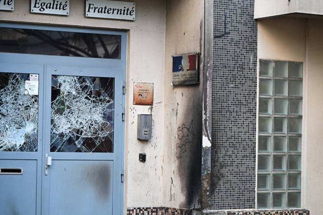 The door of Lycée Vauquelin in Paris was set on fire during high school protests. France, on October 5, 2026. Protests and student-led entrance blockades have intensified across the Île-de-France region and other urban centers in recent days, as high school students demonstrate against poor learning conditions. 460211 2026 10 05 Paris France (no people in frame)  Copyright: xL.Urmanx xStarfacex STAR_460211_001
