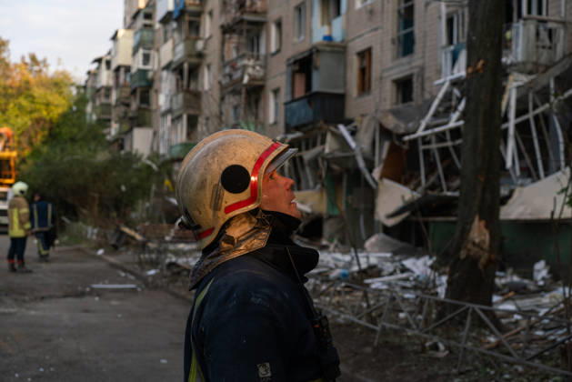 Russian missile attack on Ukraine s Kharkiv KHARKIV, UKRAINE - OCTOBER 5: Firefighters and emergency service workers operate at the site of a residential building struck by a guided bomb in Kharkiv, Ukraine on October 5, 2026. A guided bomb hit a residential building, killing at least two people and injuring over 30 others. The strike destroyed several parked vehicles and damaged more than 40 surrounding houses, with search, rescue, and cleanup operations ongoing by police, firefighters, and volunteers. Carlo Bravo Anadolu Kharkiv Ukraine. Editorial use only. Please get in touch for any other usage.  Copyright: x2026xAnadoluxCarloxBravox