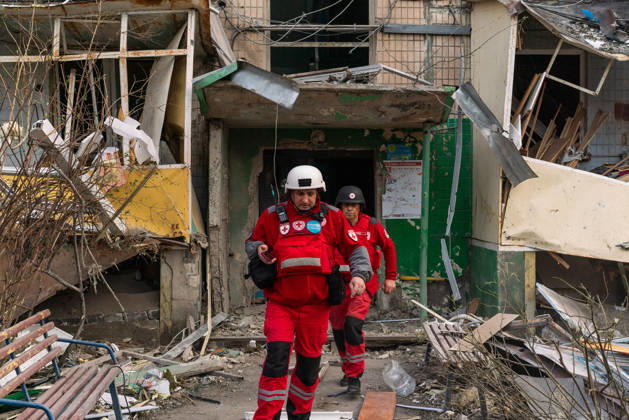 Russian missile attack on Ukraine s Kharkiv KHARKIV, UKRAINE - OCTOBER 5: Firefighters and emergency service workers operate at the site of a residential building struck by a guided bomb in Kharkiv, Ukraine on October 5, 2026. A guided bomb hit a residential building, killing at least two people and injuring over 30 others. The strike destroyed several parked vehicles and damaged more than 40 surrounding houses, with search, rescue, and cleanup operations ongoing by police, firefighters, and volunteers. Carlo Bravo Anadolu Kharkiv Ukraine. Editorial use only. Please get in touch for any other usage.  Copyright: x2026xAnadoluxCarloxBravox