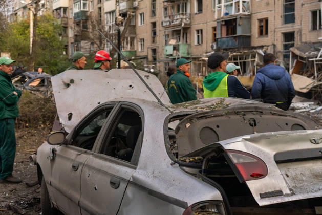 Russian missile attack on Ukraine s Kharkiv KHARKIV, UKRAINE - OCTOBER 5: A view of destruction as firefighters and emergency service workers operate at the site of a residential building struck by a guided bomb in Kharkiv, Ukraine on October 5, 2026. A guided bomb hit a residential building, killing at least two people and injuring over 30 others. The strike destroyed several parked vehicles and damaged more than 40 surrounding houses, with search, rescue, and cleanup operations ongoing by police, firefighters, and volunteers. Carlo Bravo Anadolu Kharkiv Ukraine. Editorial use only. Please get in touch for any other usage.  Copyright: x2026xAnadoluxCarloxBravox