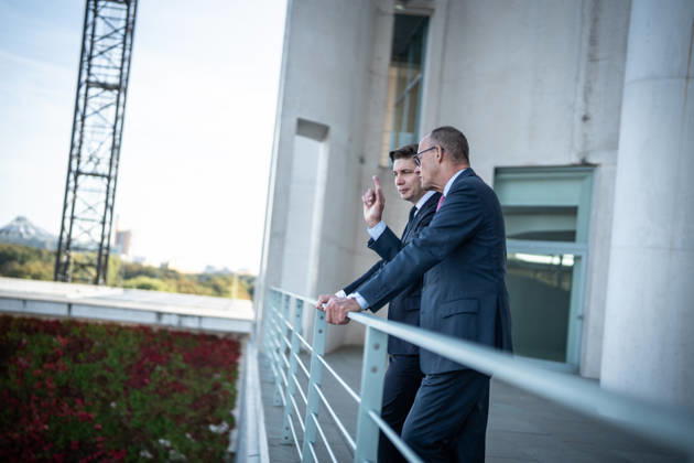 Bundeskanzler Friedrich Merz mit seine Gast Mindaugas SinkeviÄius, Premierminister Litauen, im Bundeskanzleramt, Auf der Terrasse des Bundeskanzleramts mit Blick auf das Reichstagsgebäude mit dem Sitz des Bundestags;Bundeskanzler empfängt Premierminister der Republik Litauen im Bundeskanzleramt, Berlin Berlin Deutschland Bundeskanzleramt