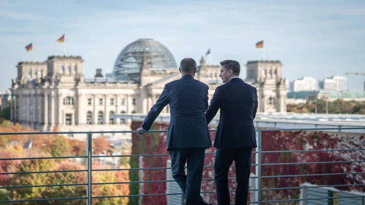 Bundeskanzler Friedrich Merz mit seine Gast Mindaugas SinkeviÄius, Premierminister Litauen, im Bundeskanzleramt, Auf der Terrasse des Bundeskanzleramts mit Blick auf das Reichstagsgebäude mit dem Sitz des Bundestags;Bundeskanzler empfängt Premierminister der Republik Litauen im Bundeskanzleramt, Berlin Berlin Deutschland Bundeskanzleramt