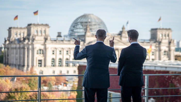 Bundeskanzler Friedrich Merz mit seine Gast Mindaugas SinkeviÄius, Premierminister Litauen, im Bundeskanzleramt, Auf der Terrasse des Bundeskanzleramts mit Blick auf das Reichstagsgebäude mit dem Sitz des Bundestags;Bundeskanzler empfängt Premierminister der Republik Litauen im Bundeskanzleramt, Berlin Berlin Deutschland Bundeskanzleramt
