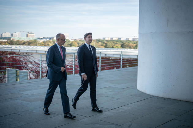 Bundeskanzler Friedrich Merz mit seine Gast Mindaugas SinkeviÄius, Premierminister Litauen, im Bundeskanzleramt, Auf der Terrasse des Bundeskanzleramts mit Blick auf das Reichstagsgebäude mit dem Sitz des Bundestags;Bundeskanzler empfängt Premierminister der Republik Litauen im Bundeskanzleramt, Berlin Berlin Deutschland Bundeskanzleramt